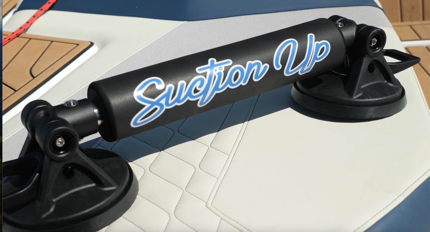 מחבר SuctionUp מותקן על סיפון הסירה — התקנה בלי כלים